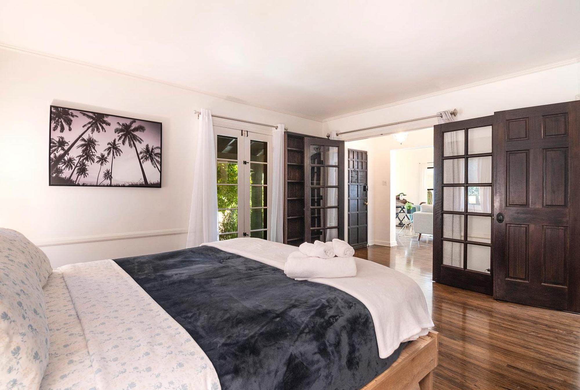 Beautiful Large 3 Bedroom 2 Bath Pool And Jacuzzi Villa Los Angeles