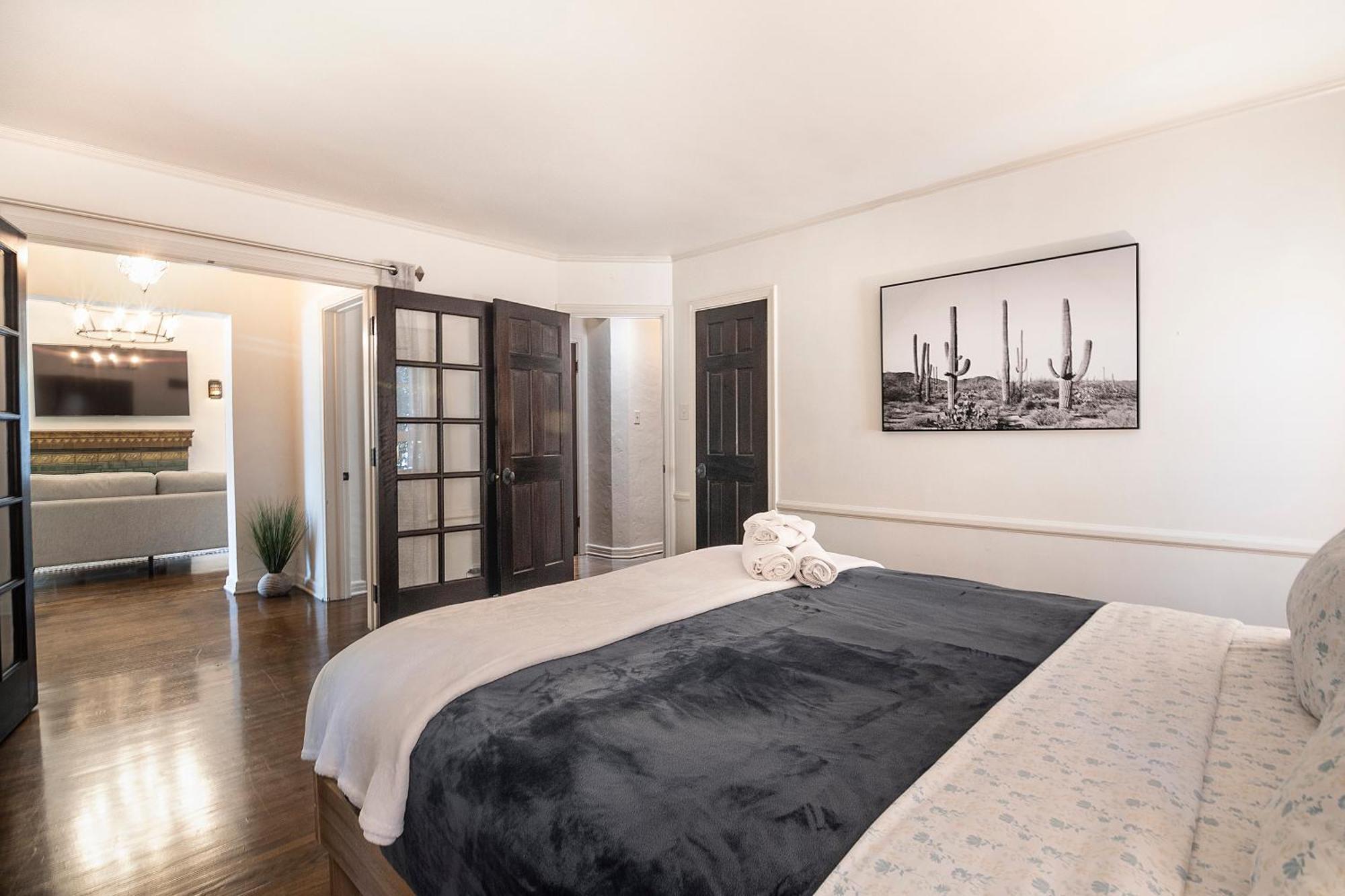 Beautiful Large 3 Bedroom 2 Bath Pool And Jacuzzi *