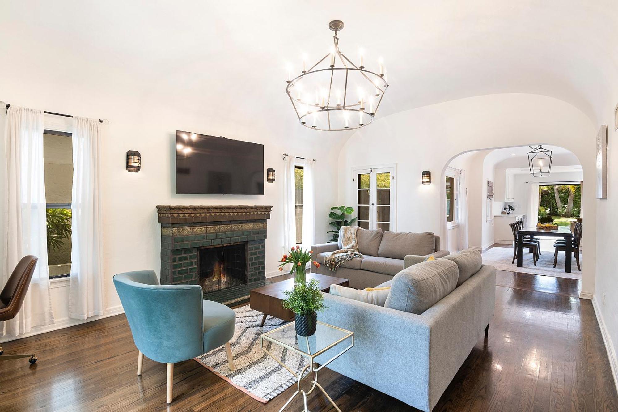 Beautiful Large 3 Bedroom 2 Bath Pool And Jacuzzi