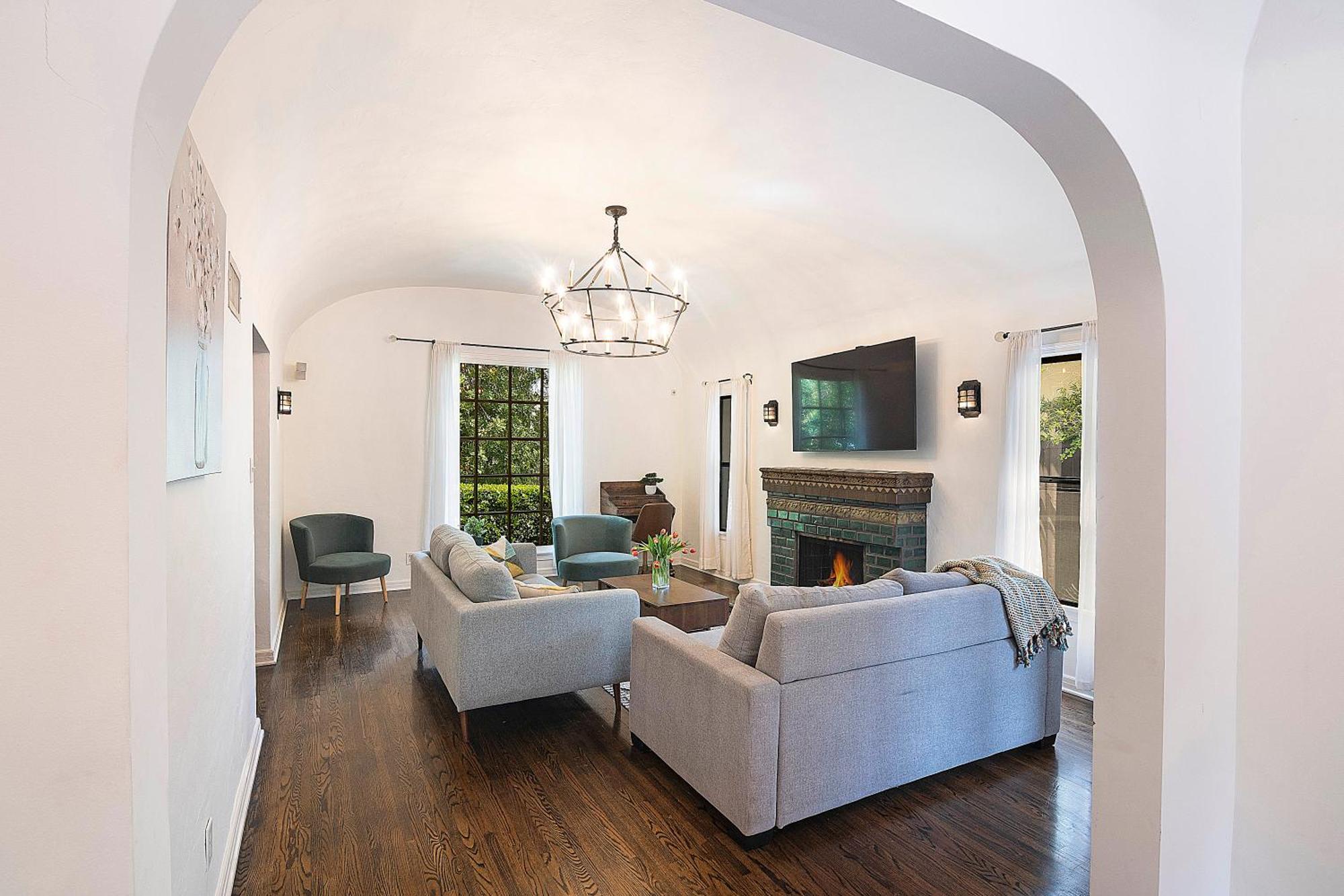 Beautiful Large 3 Bedroom 2 Bath Pool And Jacuzzi *