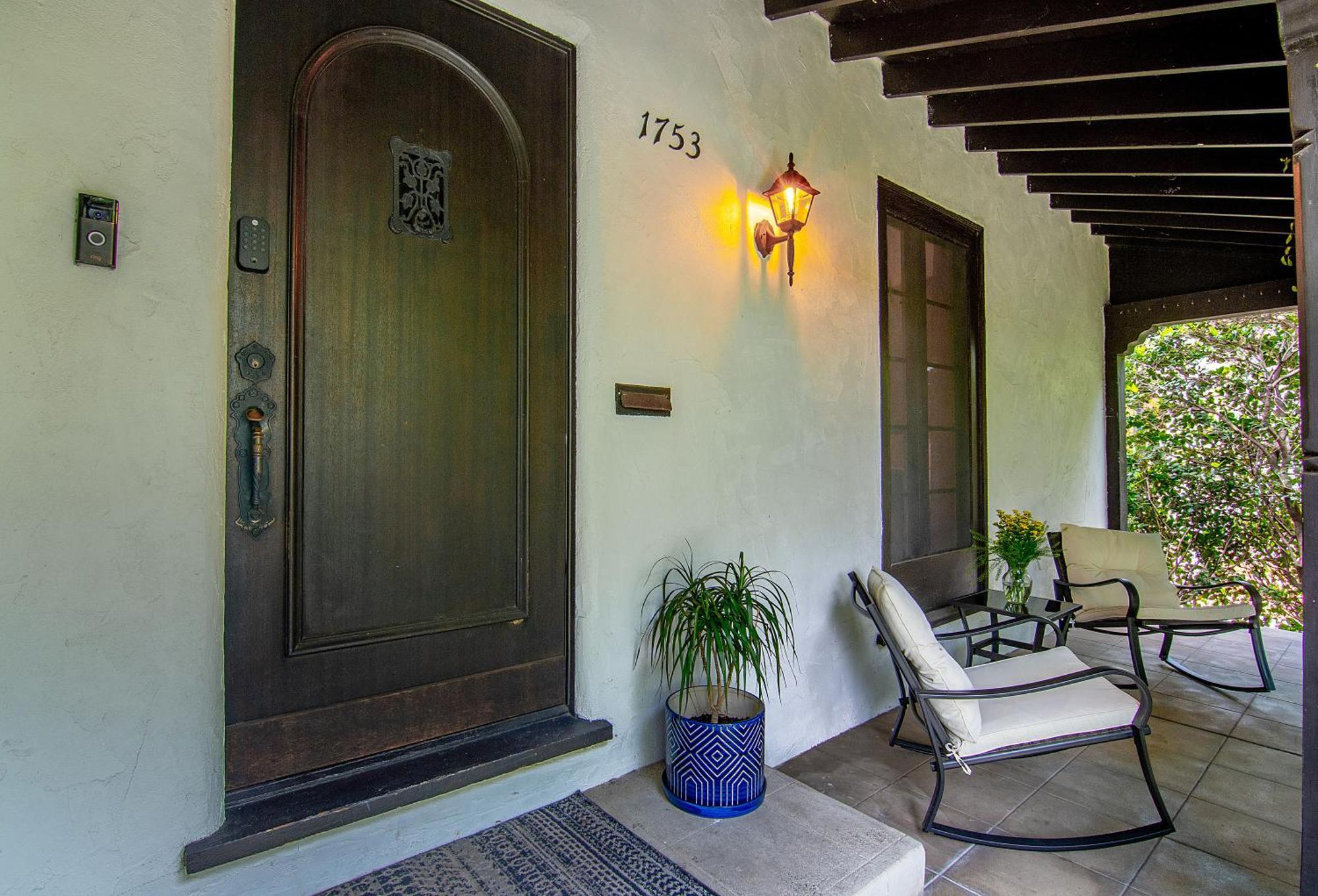 Beautiful Large 3 Bedroom 2 Bath Pool And Jacuzzi *