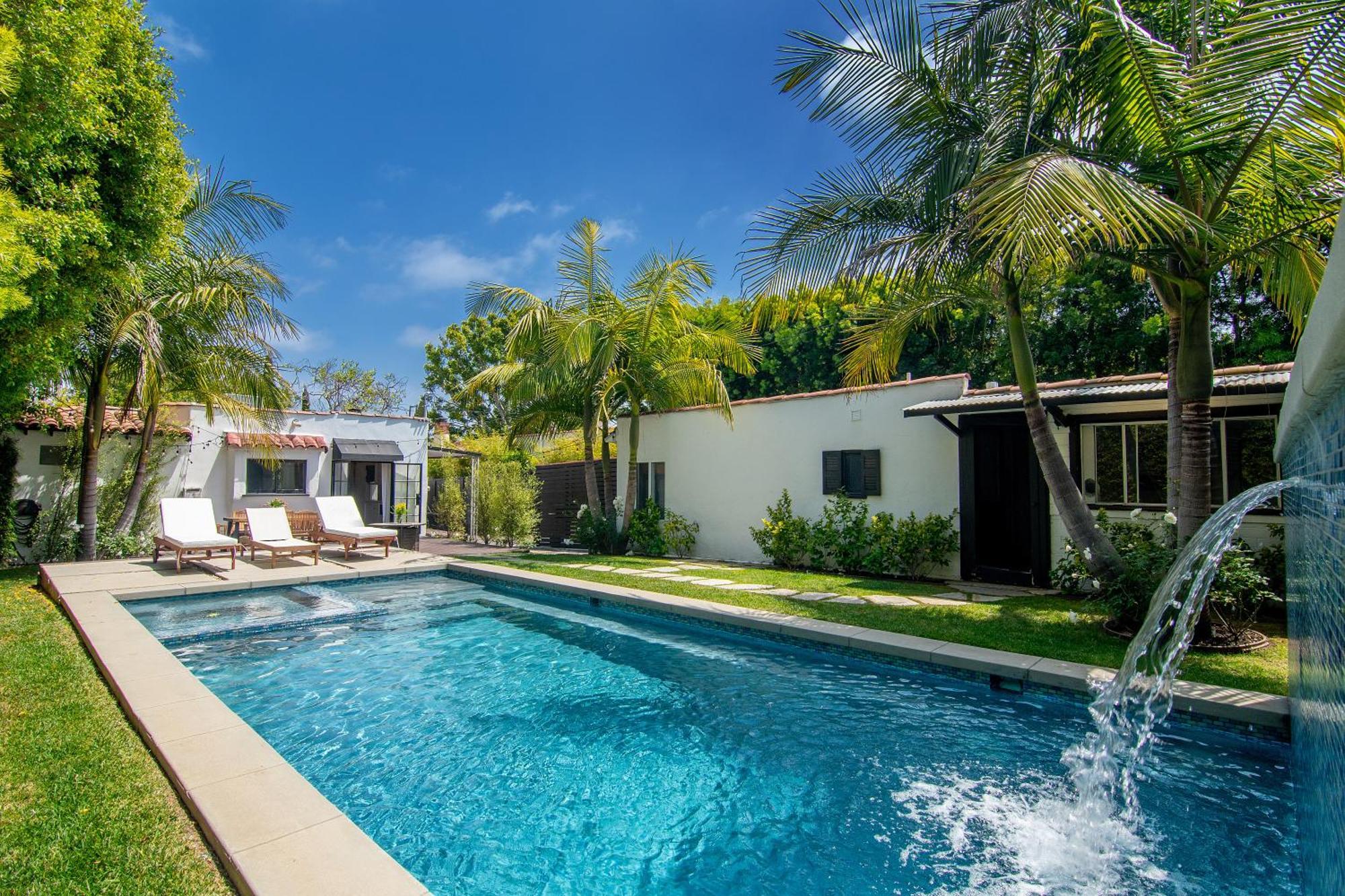 Beautiful Large 3 Bedroom 2 Bath Pool And Jacuzzi