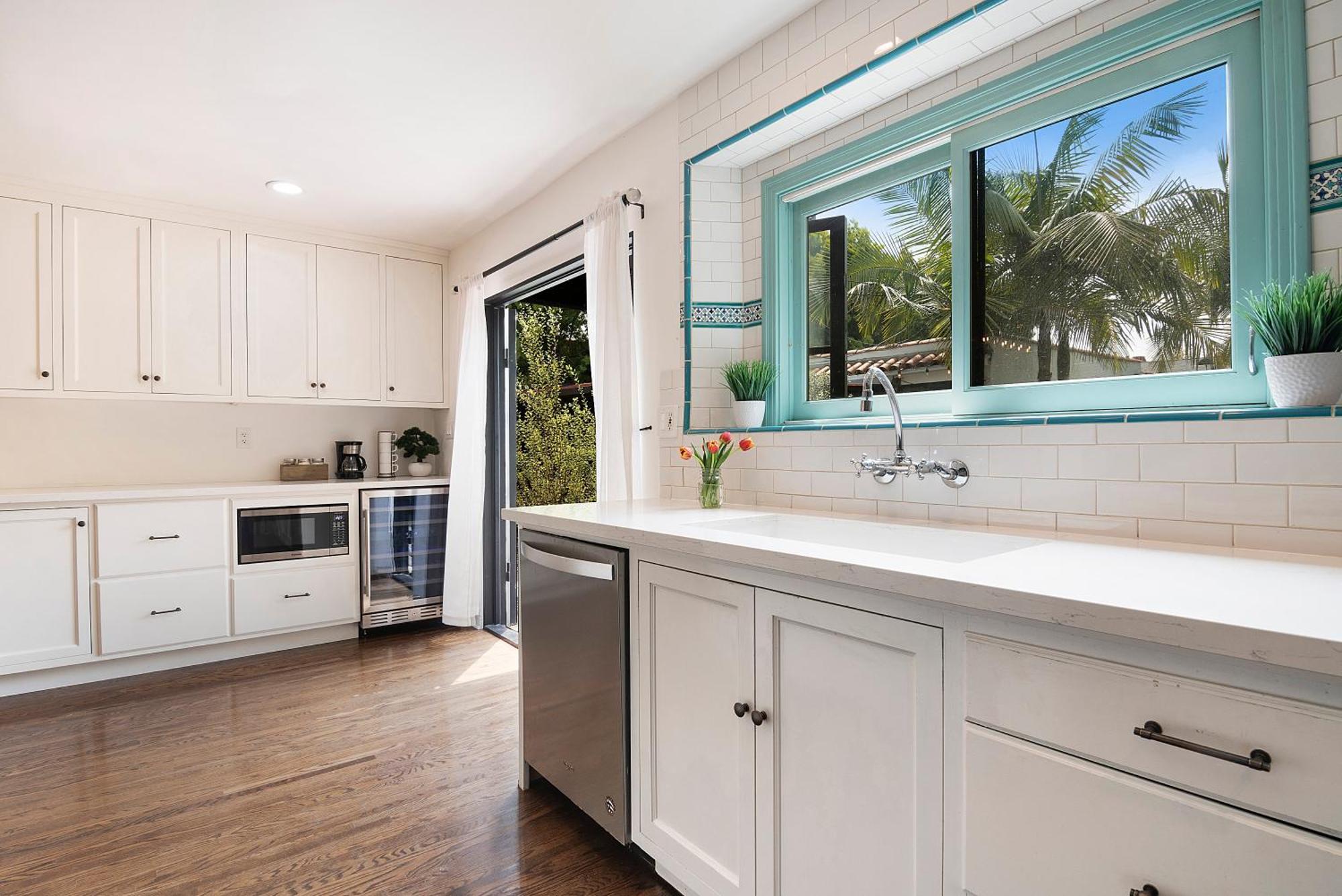 Beautiful Large 3 Bedroom 2 Bath Pool And Jacuzzi *