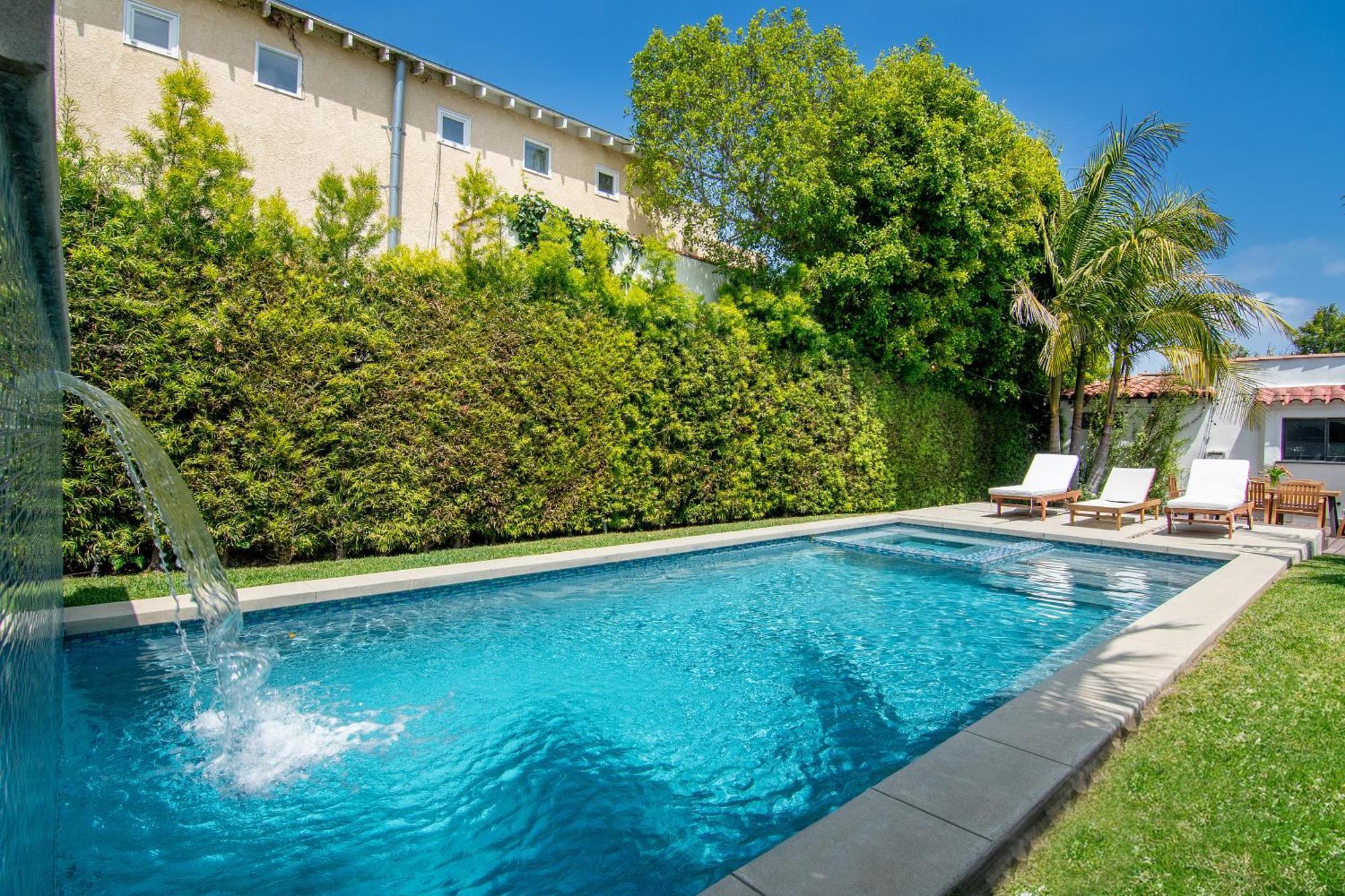 Beautiful Large 3 Bedroom 2 Bath Pool And Jacuzzi Villa